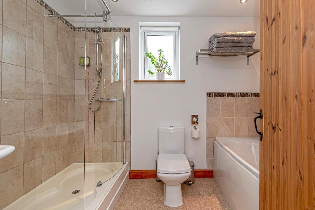 Laurel - Pet-Friendly Cottage With Indoor Pool, Hot Tub & Panoramic Snowdonia Views 科尔温湾 外观 照片