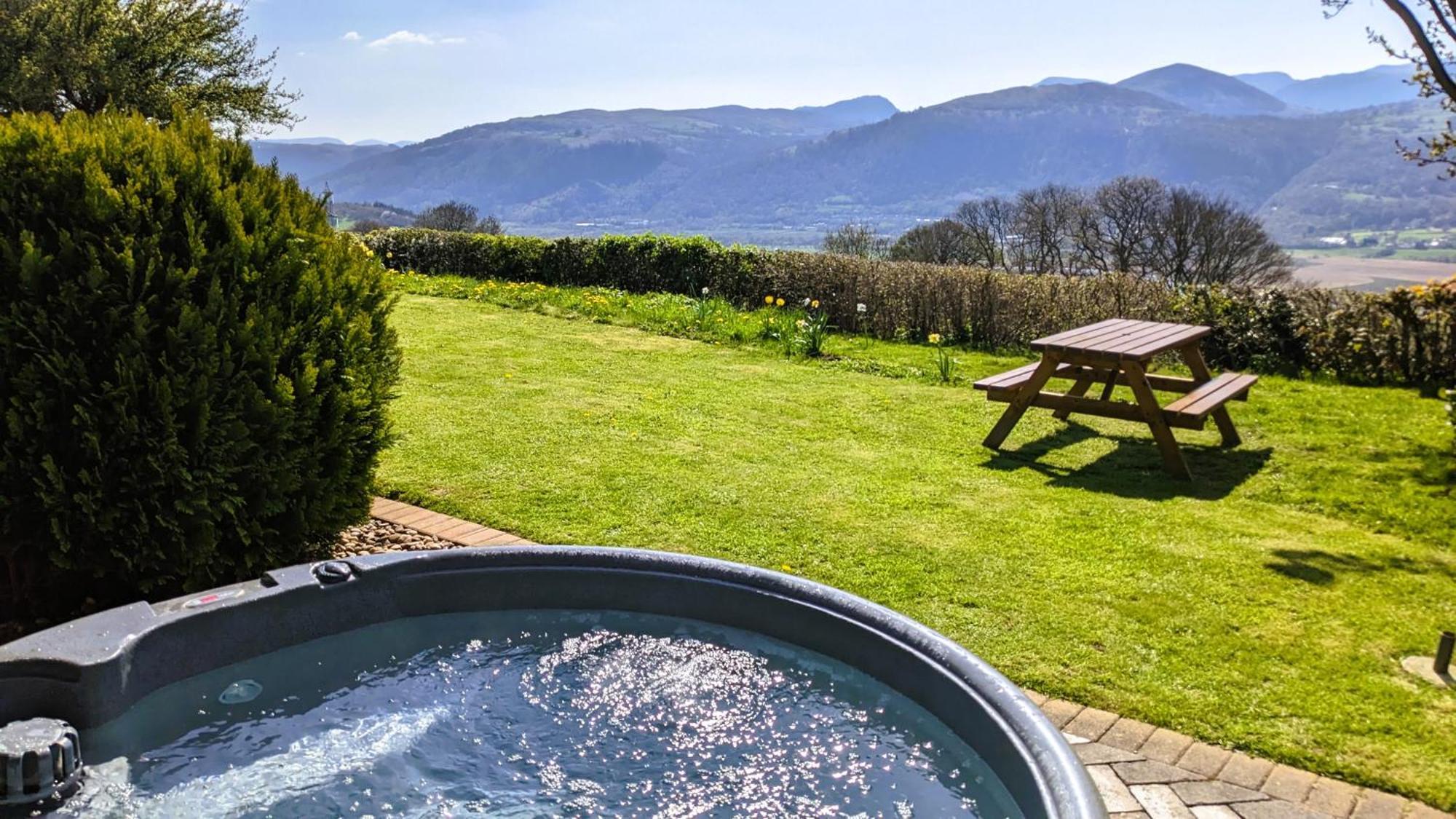 Laurel - Pet-Friendly Cottage With Indoor Pool, Hot Tub & Panoramic Snowdonia Views 科尔温湾 外观 照片